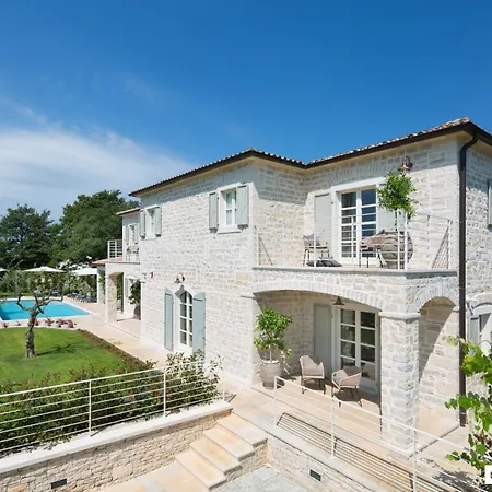 Elena Villa