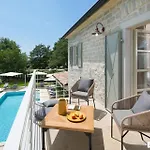 Elena Villa *